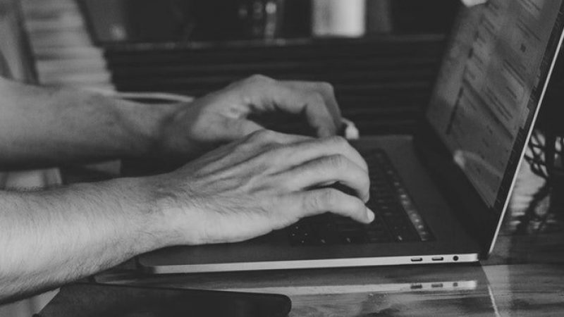 computer-hands-laptop-2115217.jpg